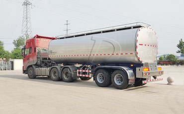 鴨血運(yùn)輸車和奶罐車在設(shè)計(jì)和功能上的差異