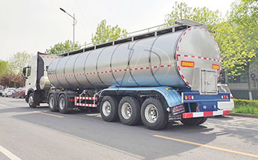 新鄉(xiāng)市新東機械推出食用油運輸車新標準