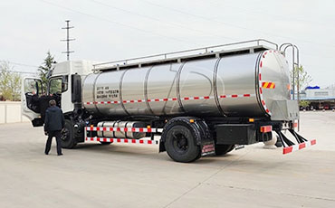 山東客戶介紹朋友到我司購買半掛鮮奶運輸車