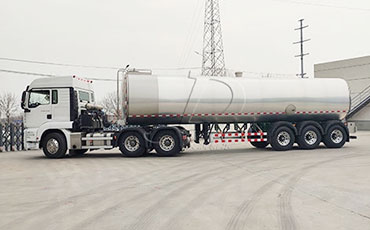 天潤新東鮮奶運(yùn)輸車：確保每一滴牛奶安全醇鮮