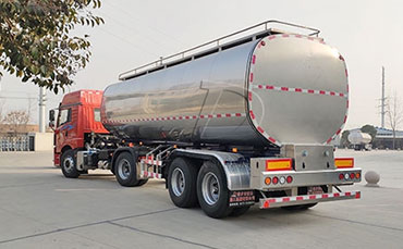 河北石家莊大型乳企引進(jìn)天潤(rùn)新東鮮奶運(yùn)輸車